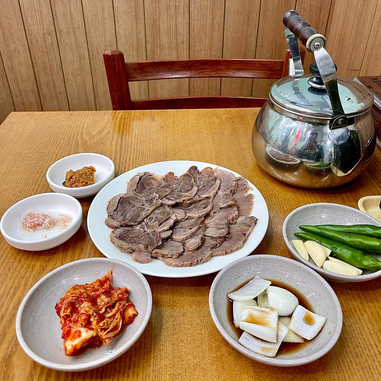 부산안면옥 소고기 수육과 온육수, 반찬이 놓인 상