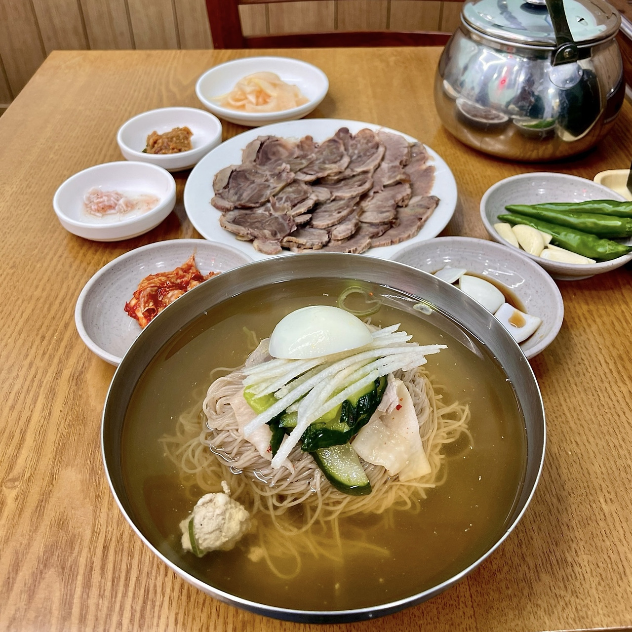 부산안면옥 평양냉면과 소고기 수육이 함께 놓인 한 상