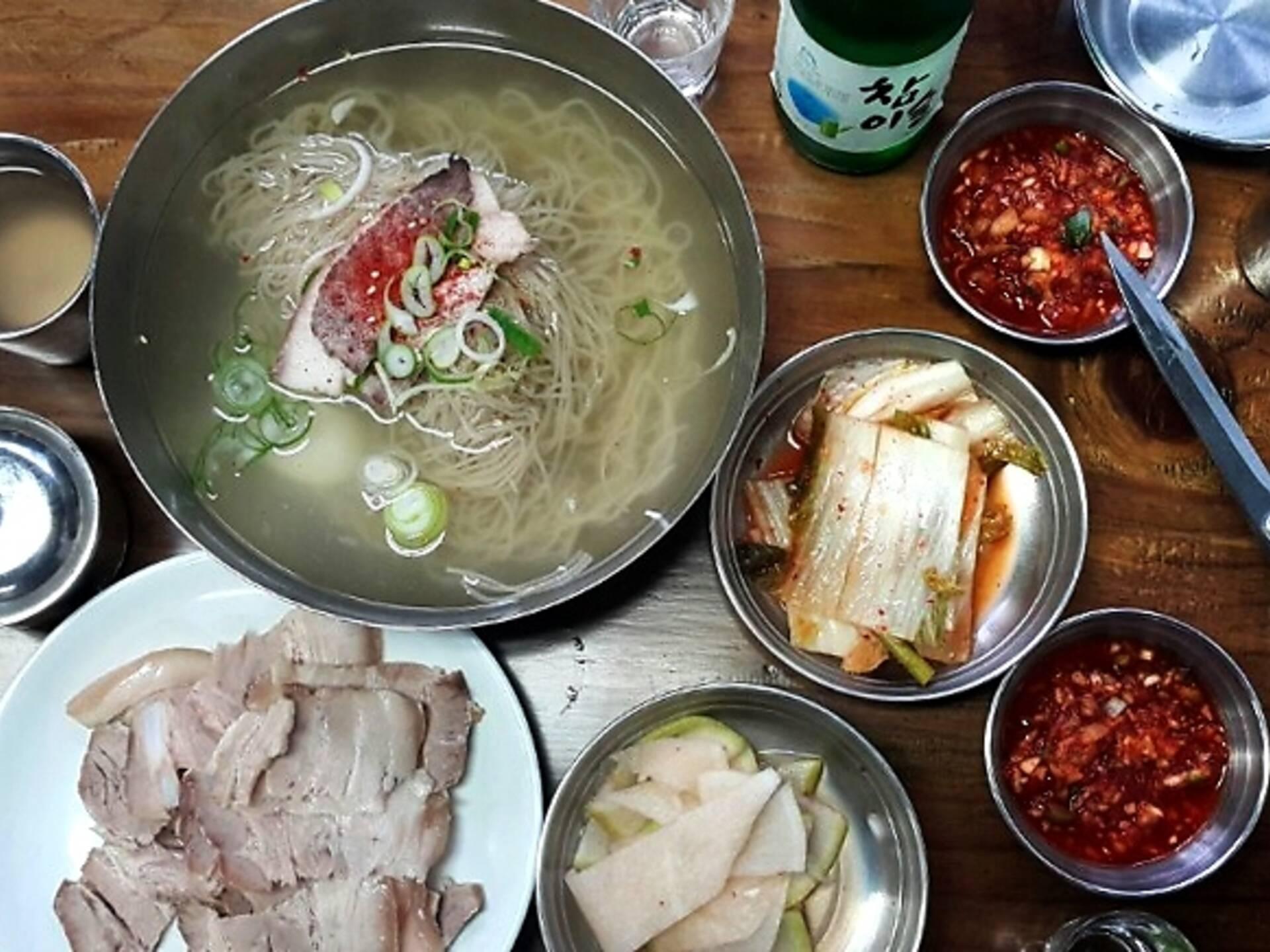 평양냉면과 편육, 소주가 놓인 상차림