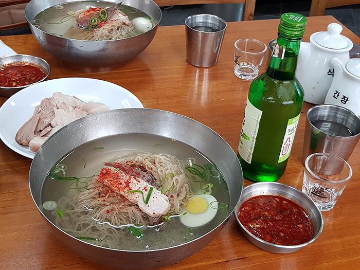 평양냉면과 편육, 소주를 함께 차린 식탁