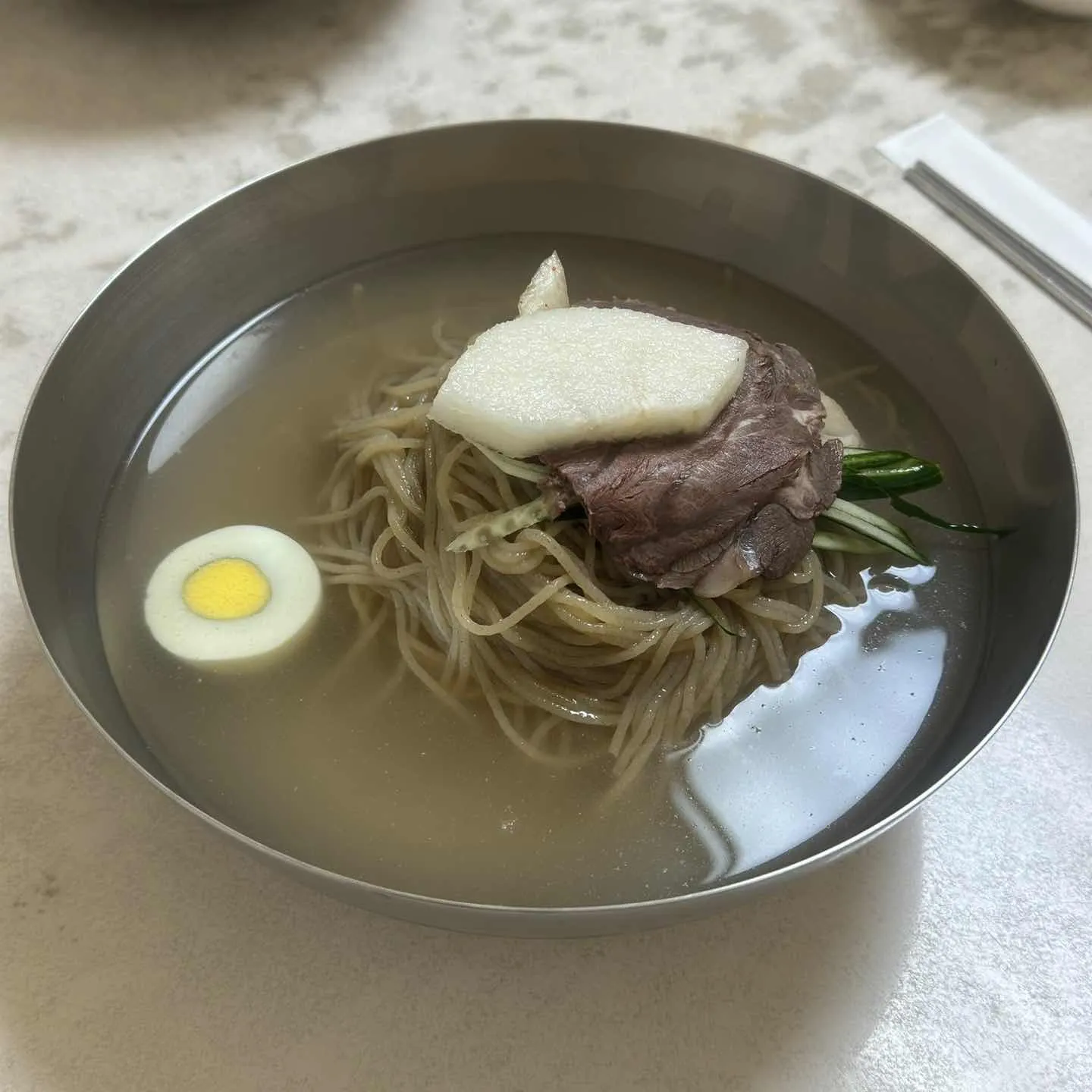 살얼음 육수에 메밀 면과 고기, 배, 오이, 달걀을 올린 을밀대 물냉면