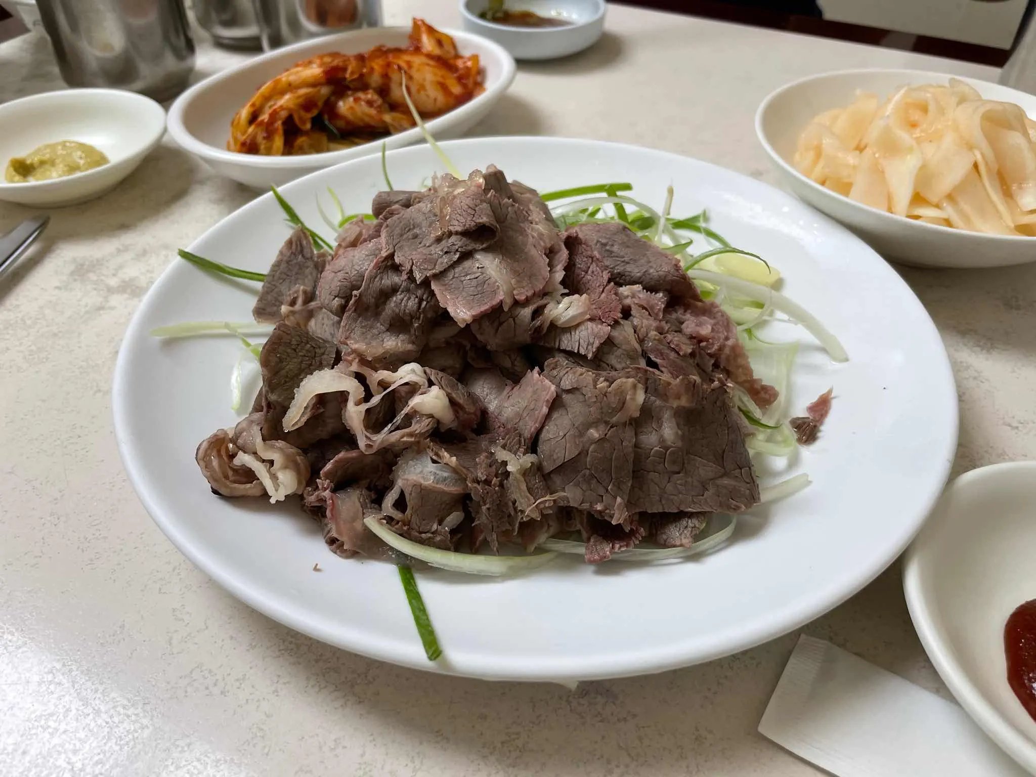 파 위에 넉넉하게 담긴 을밀대 소고기 수육