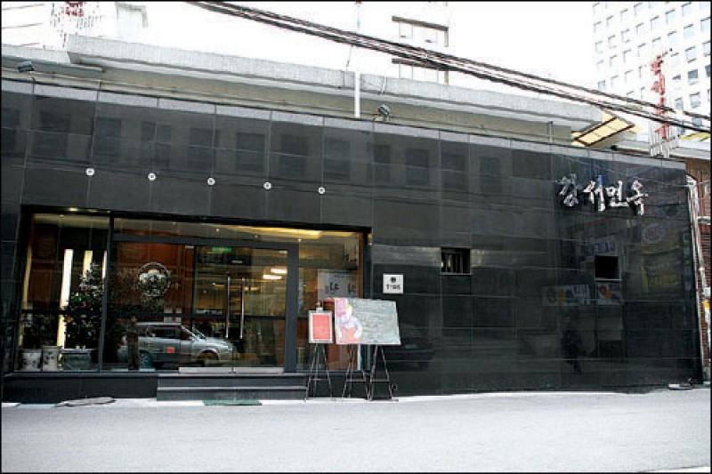 서울 서소문동 강서면옥 본점의 검은 석재 외관과 출입구