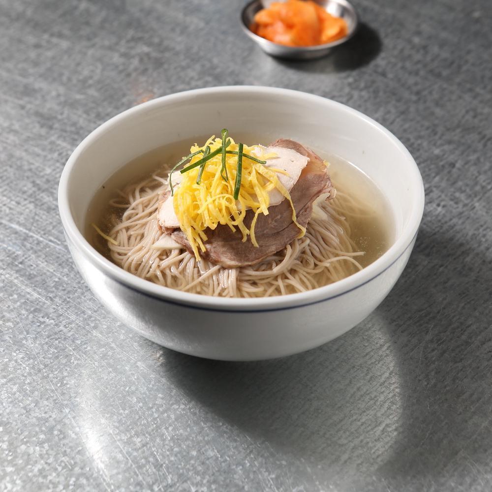 맑은 육수에 가는 메밀 면과 고기, 달걀지단을 올린 광화문국밥 평양냉면