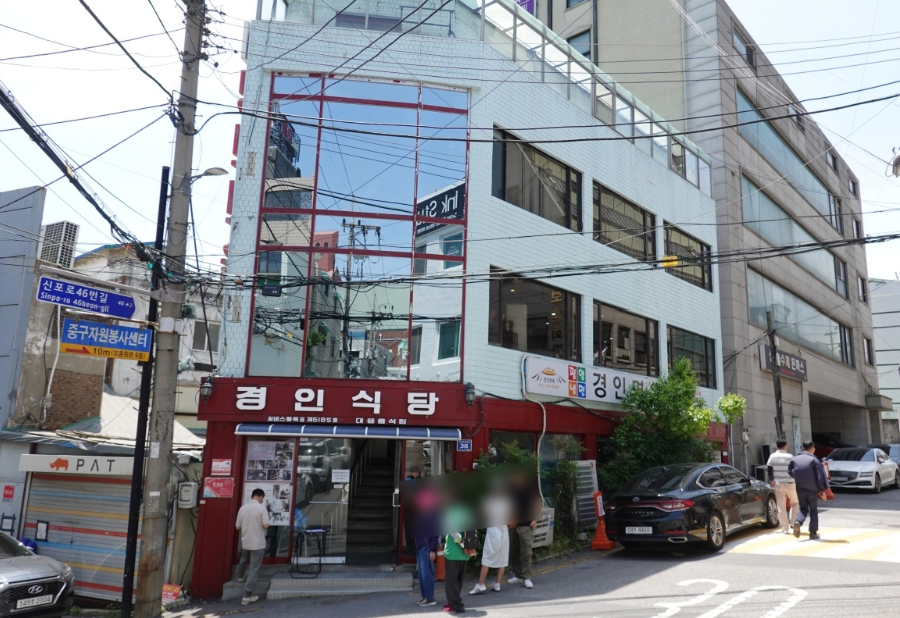 경인식당과 경인면옥 간판이 보이는 인천 신포동 매장 입구
