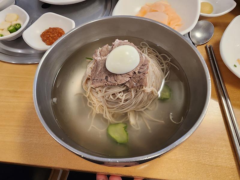 정인면옥 평양냉면의 맑은 육수와 면, 고기와 달걀 고명