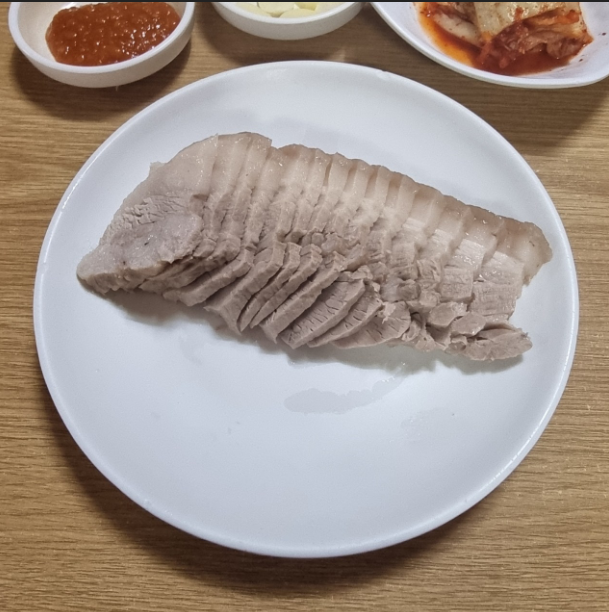 진미평양냉면의 삶은 돼지고기 제육 반접시