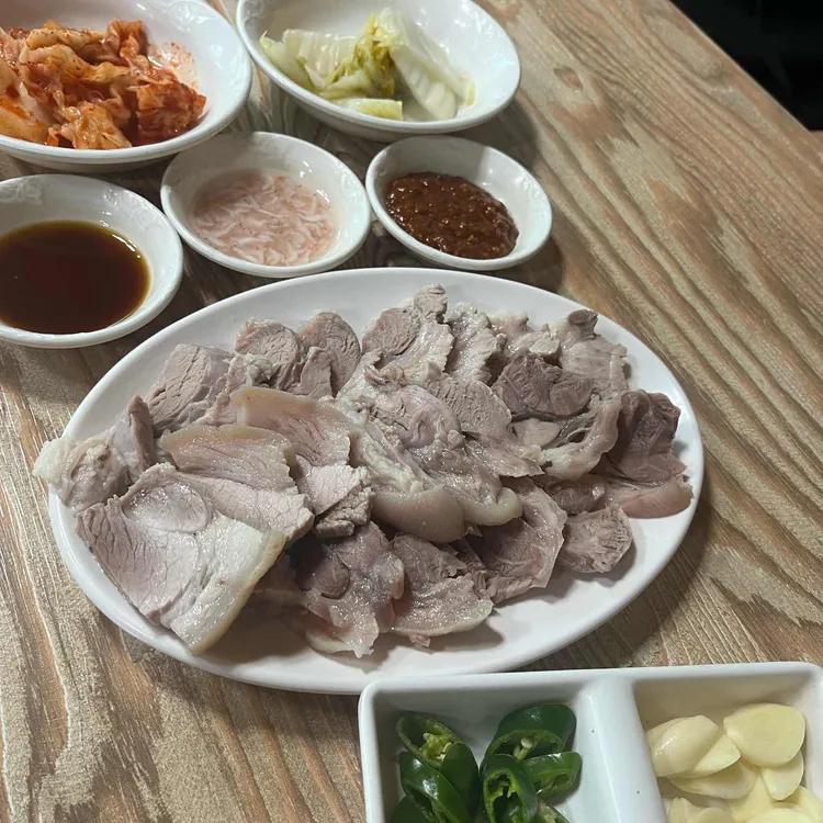 남북면옥 돼지수육과 김치, 새우젓, 쌈장이 놓인 상