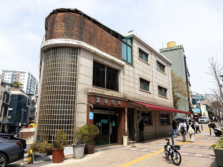 곡면 유리벽과 필동면옥 간판이 보이는 충무로 필동면옥 외관