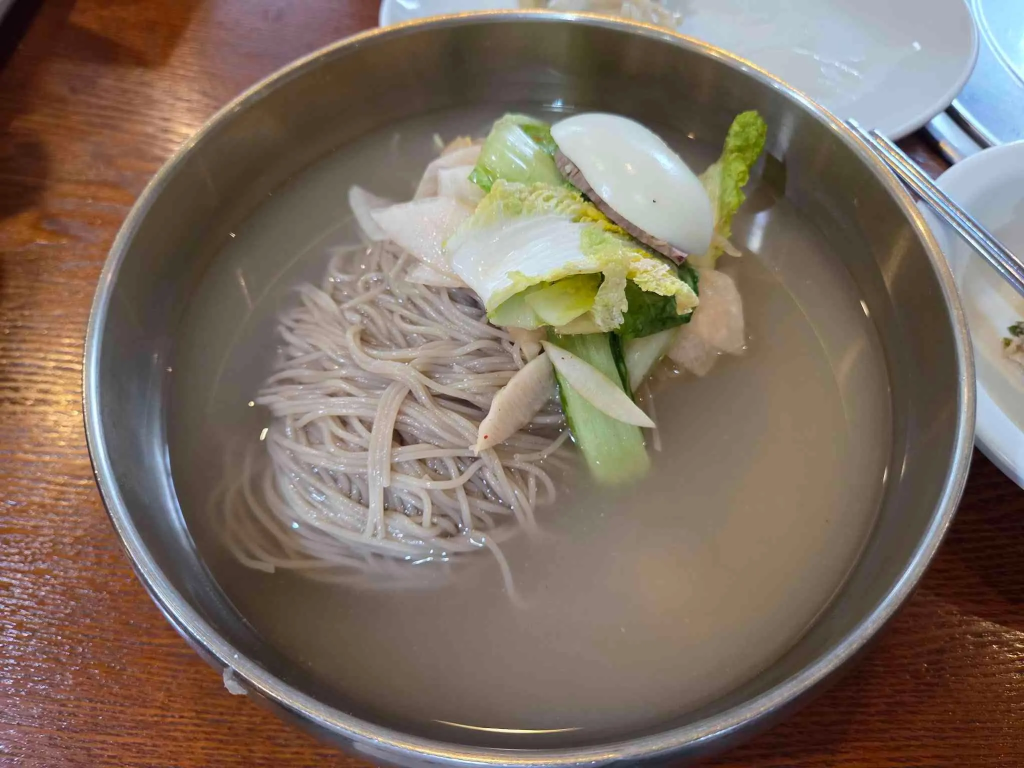 맑은 육수에 메밀 면과 배추, 무, 오이, 고기, 달걀을 올린 평래옥 평양냉면