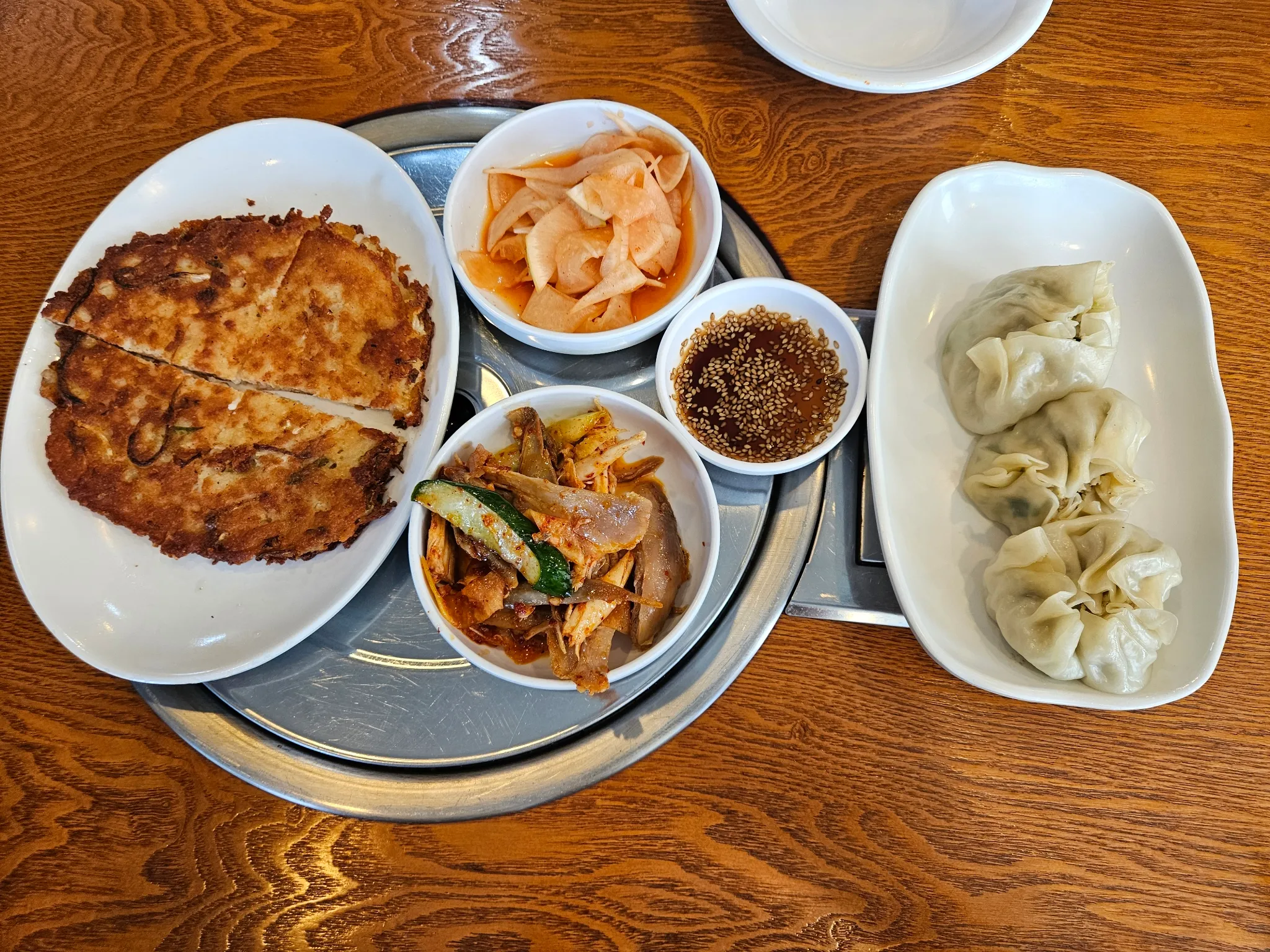 평래옥 닭무침과 녹두지짐, 손만두가 함께 차려진 상