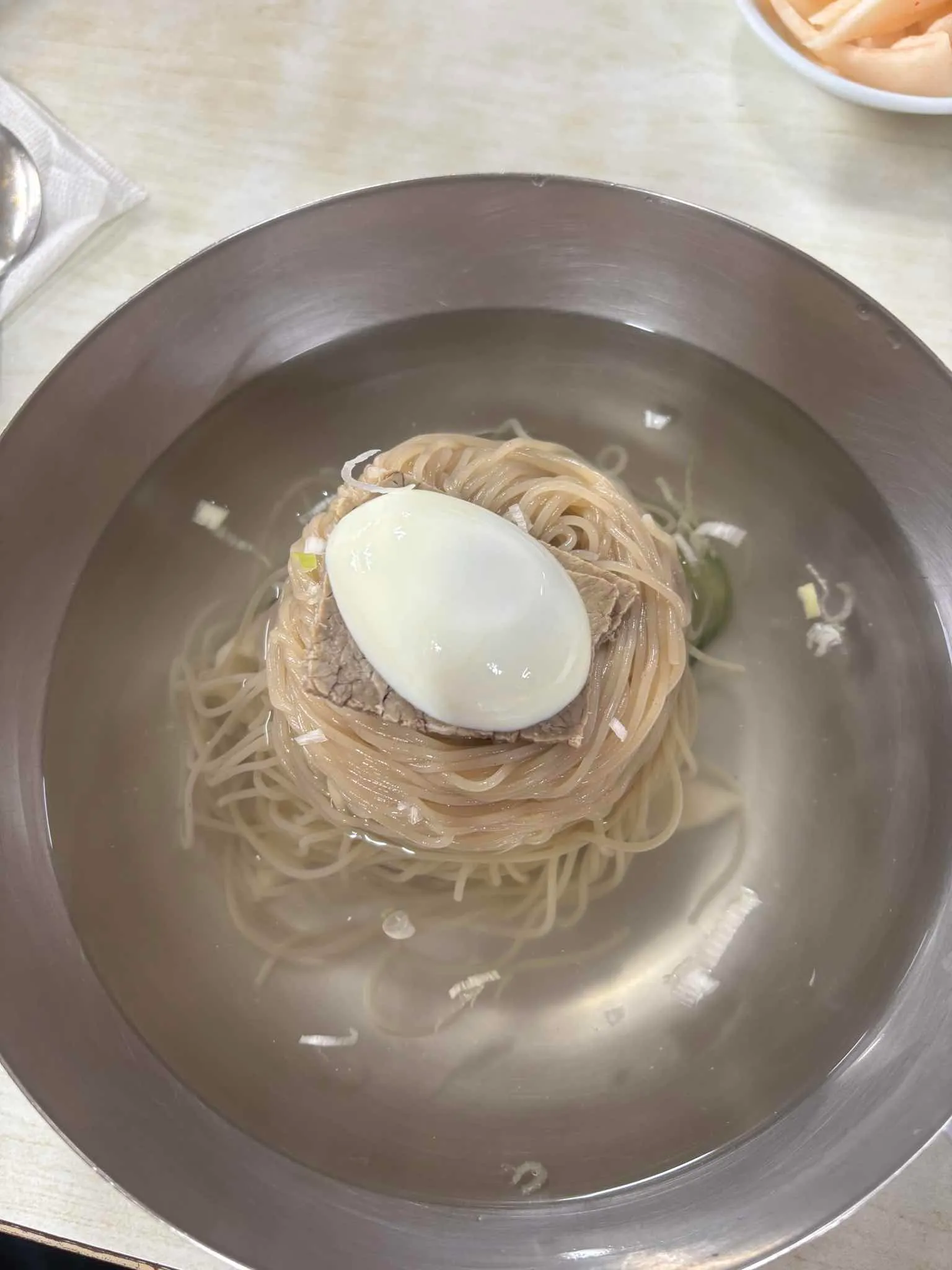 맑은 육수에 메밀 면과 달걀, 고기 고명을 올린 장충동 평양면옥 냉면