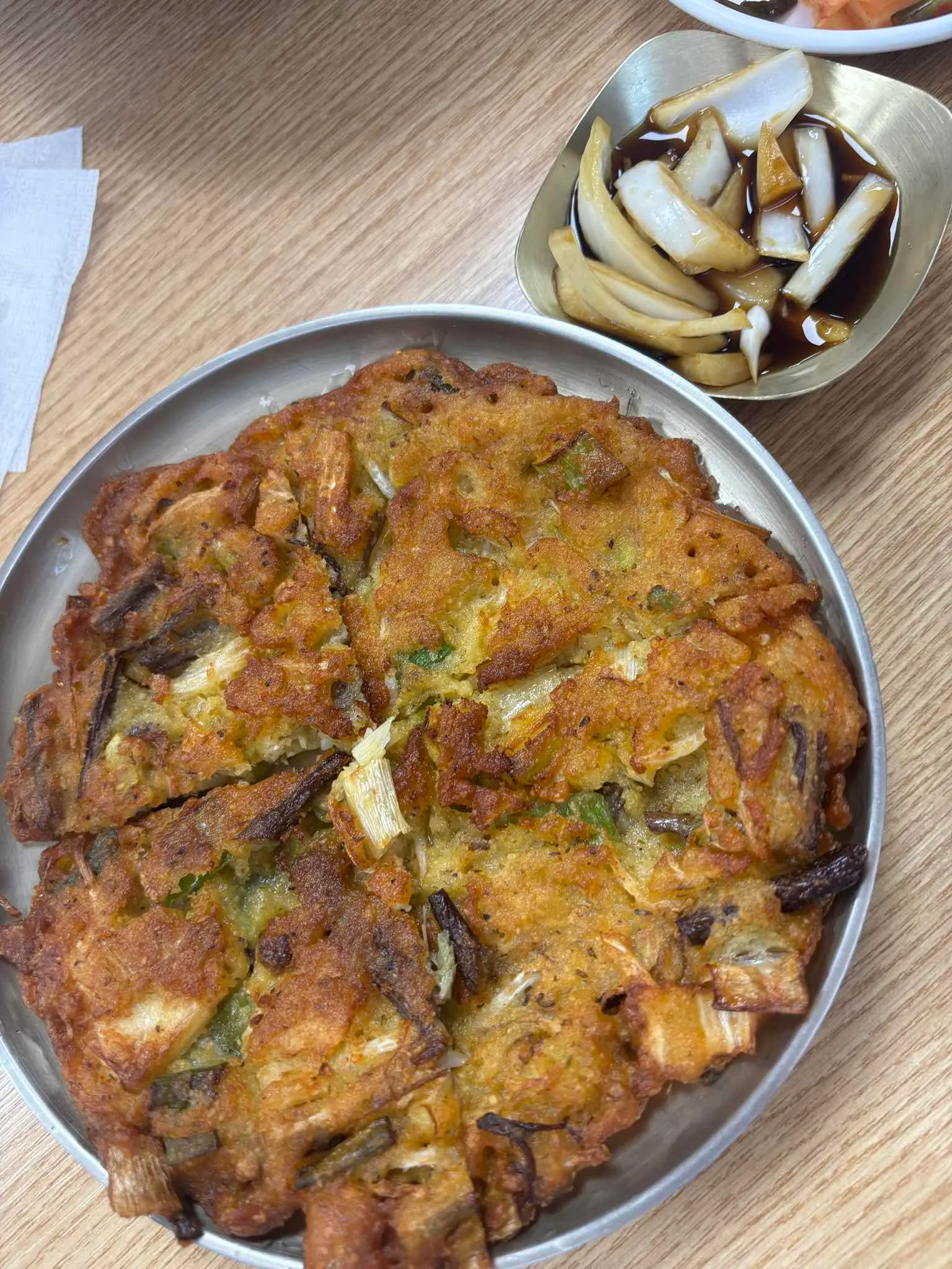 노릇하게 부친 장충동 평양면옥 녹두지짐과 양파 장아찌