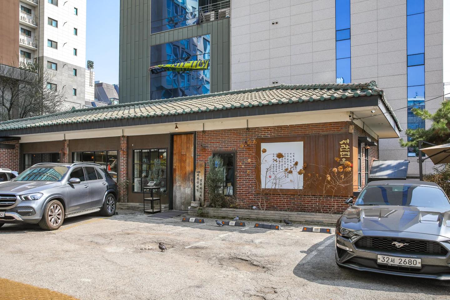 벽돌과 기와 지붕으로 지은 서관면옥 교대본점 외관