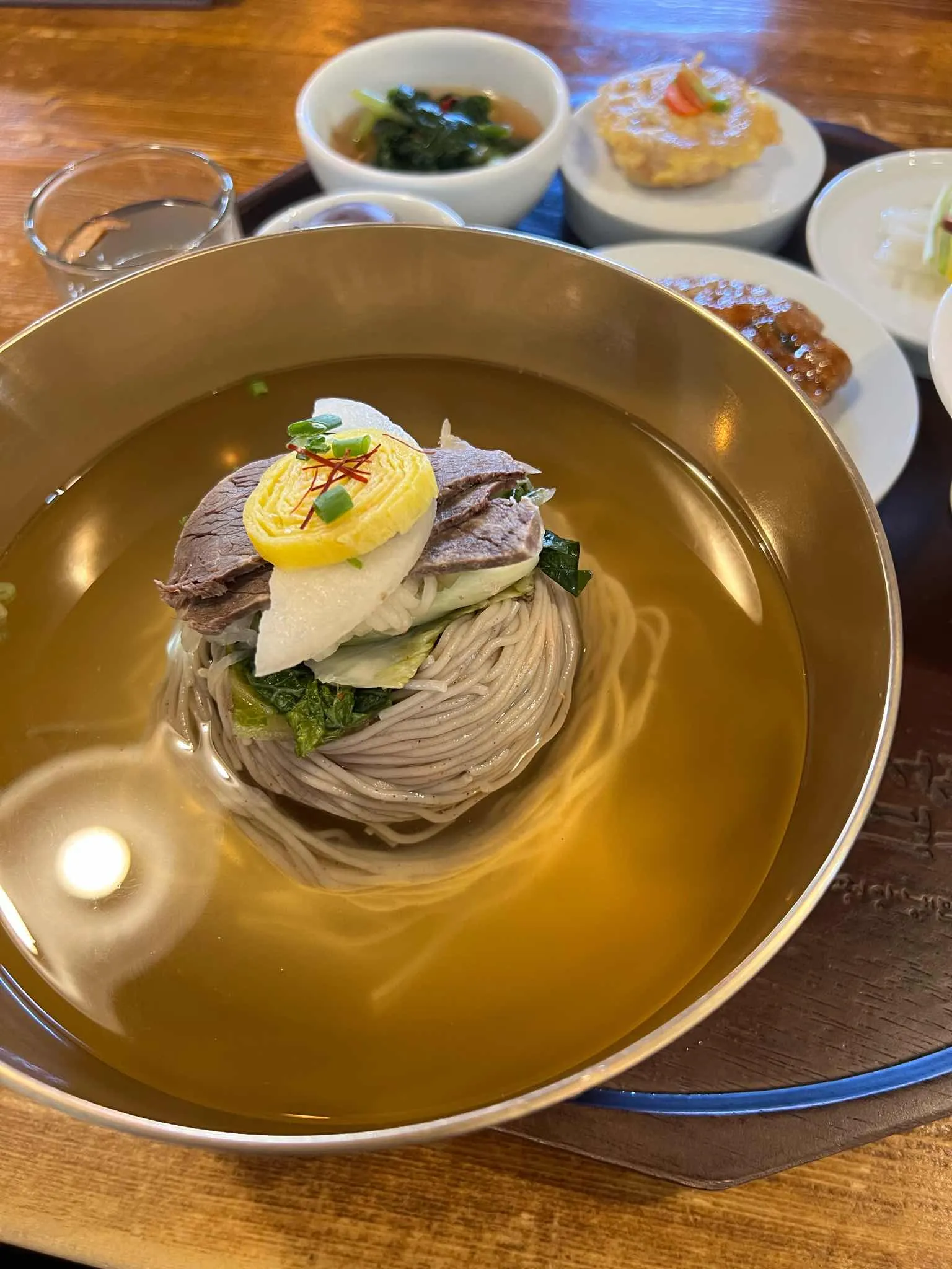 맑은 한우 육수에 순메밀 면과 소고기, 배, 달걀지단을 올린 서관면옥 평양냉면