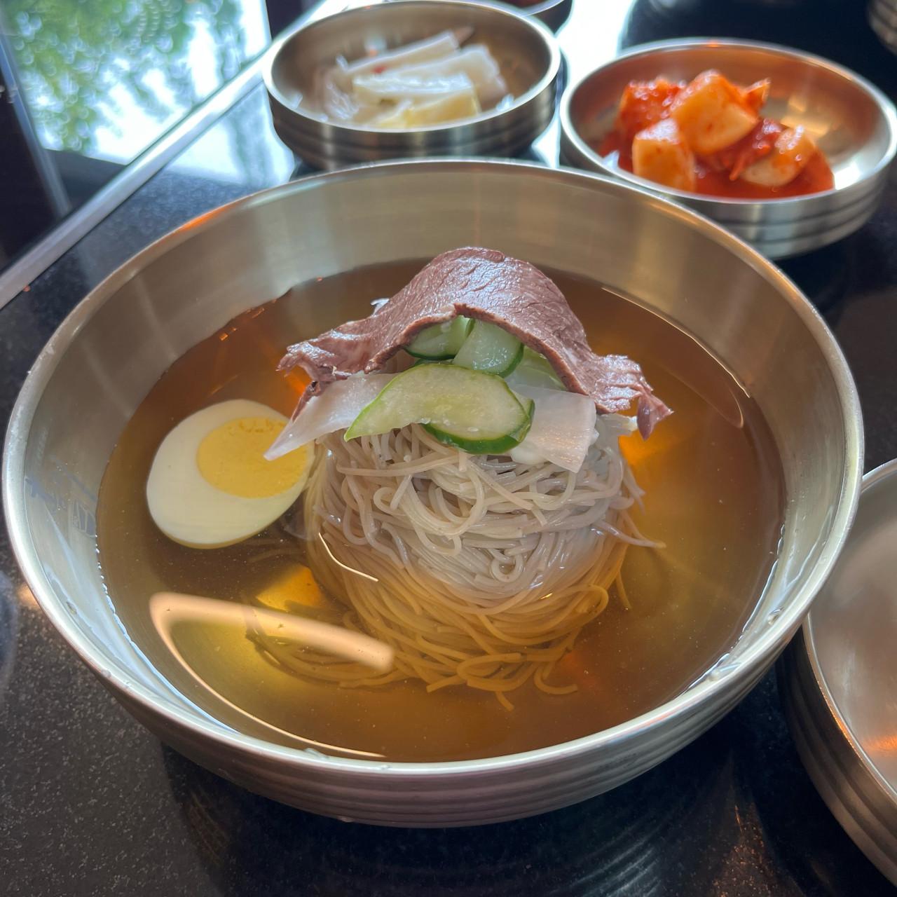 맑은 육수에 가는 면과 소고기, 오이, 무, 달걀을 올린 현대 평양냉면