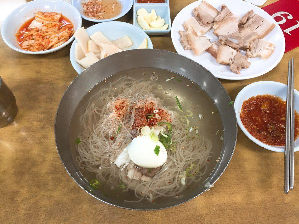 평양냉면과 돼지고기 편육, 김치, 무절임을 함께 차린 한 상