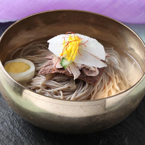 황동 그릇에 담긴 전통 평양냉면