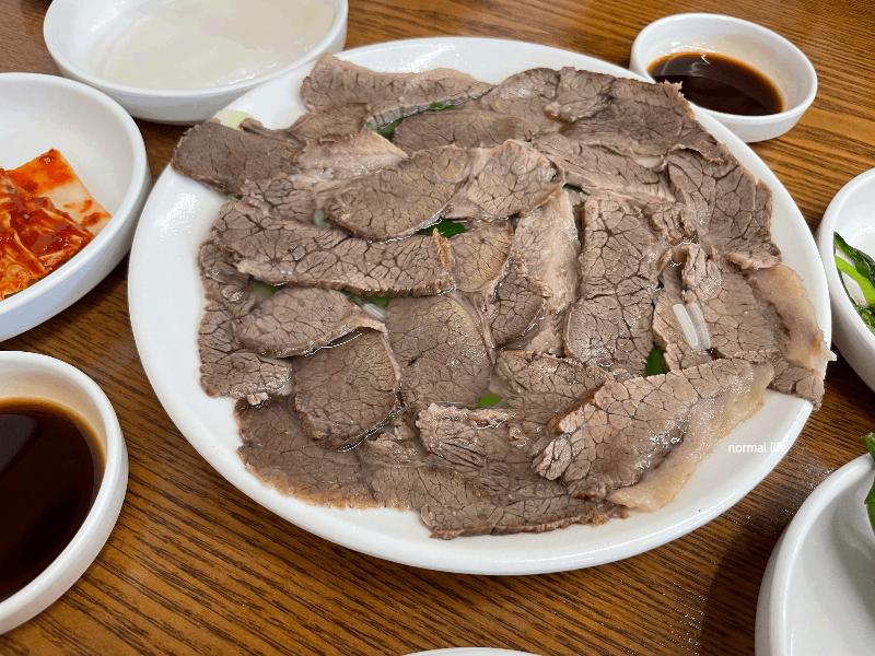 접시에 넉넉하게 담은 소고기 수육