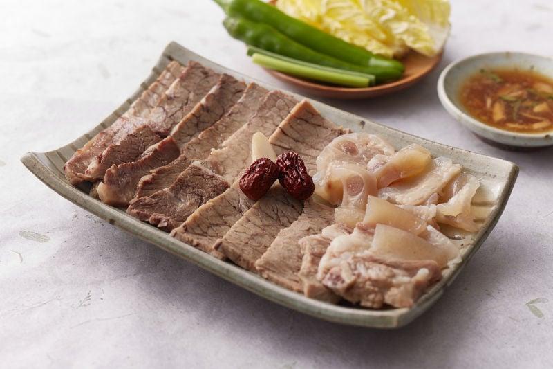 소고기와 돼지고기 수육을 함께 담은 한 접시