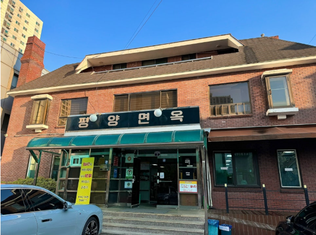벽돌 건물과 평양면옥 간판이 보이는 의정부 본점 입구