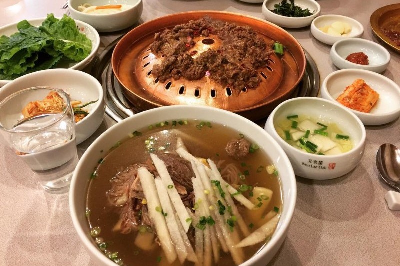우래옥 평양냉면과 불고기, 반찬과 술잔이 함께 놓인 한 상